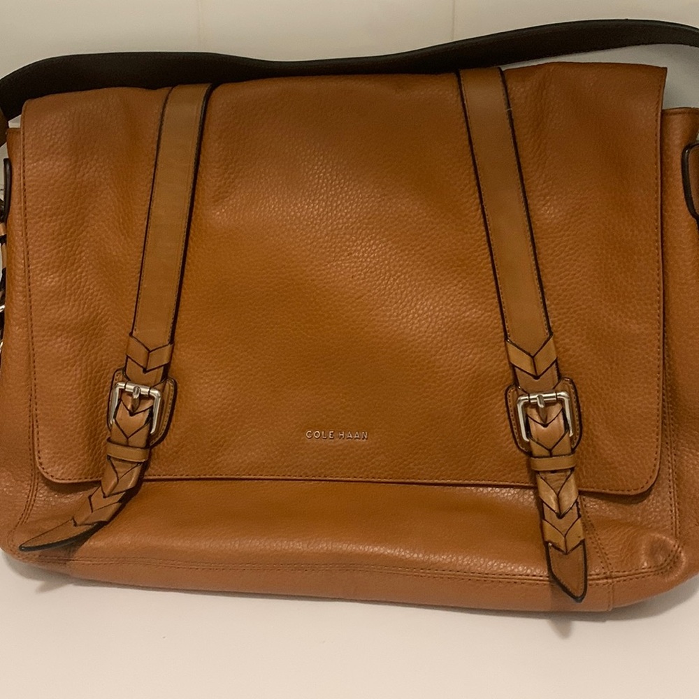 MENS COLE HAAN MESSENGER BAG IN TAN SOFT PEBBLED LEATHER